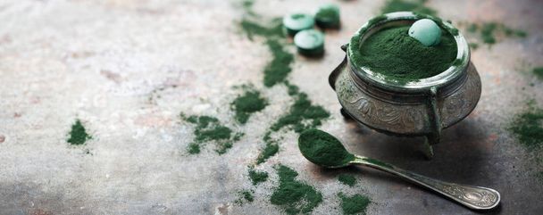 Superfood concept grond groene algen spirulina poeder, pillen tabletten - Foto, afbeelding