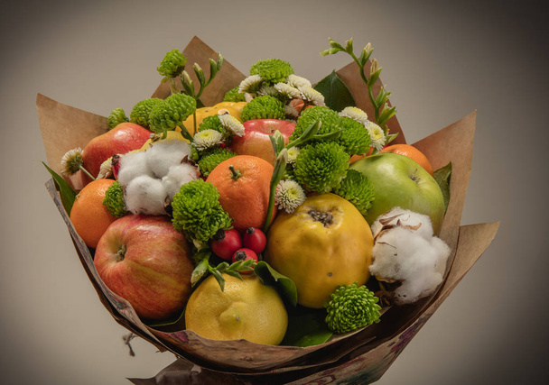 Original unusual edible bouquet of vegetables and fruits - Foto, afbeelding