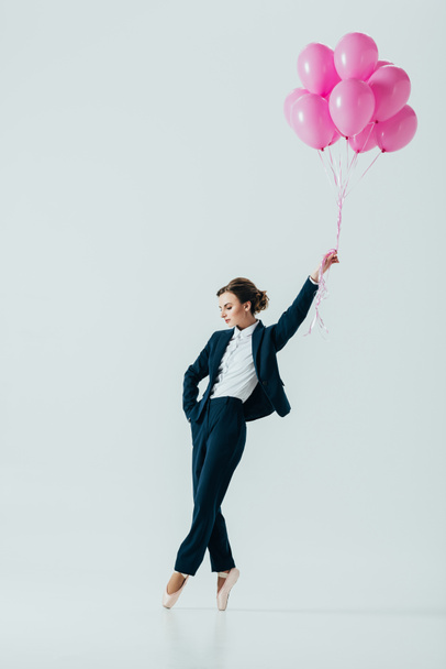 Üzletasszony ruha és balett cipő pink léggömbök, elszigetelt szürke - Fotó, kép