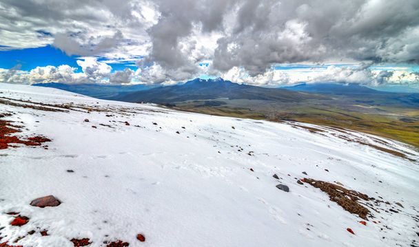Verre uitzicht op de vulkaan Ruminahui vanaf de hellingen van de Cotopaxi, op een bewolkte dag. Nationaal Park Cotopaxi, Ecuador. - Foto, afbeelding