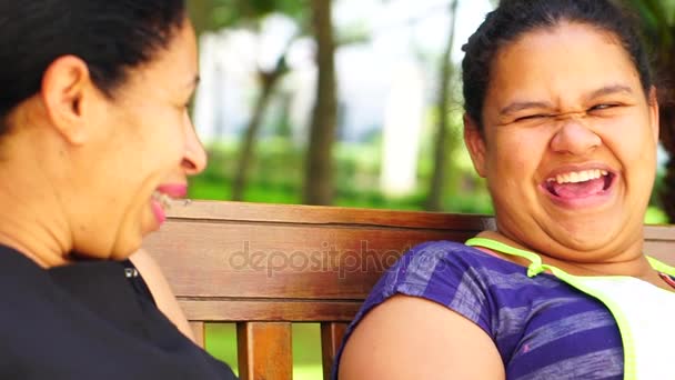 Друзья домработницы в разговорах и сплетнях в парке скамеек
 - Кадры, видео
