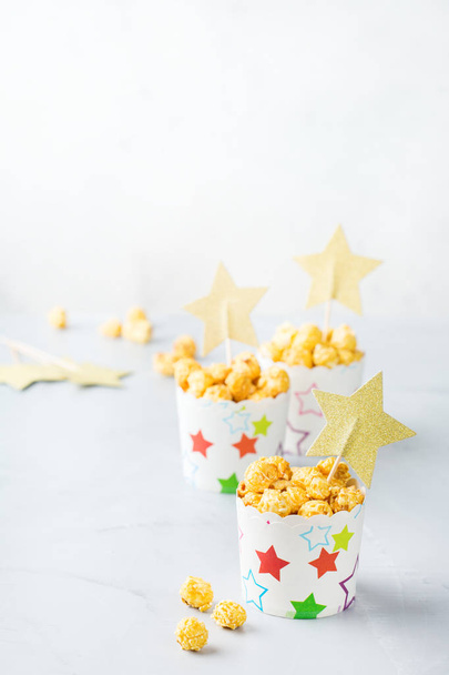 Sladký karamelový popcorn pro stranu svátky nebo domácího kina - Fotografie, Obrázek