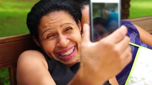 Amigos tomando un selfie con móvil
 - Metraje, vídeo