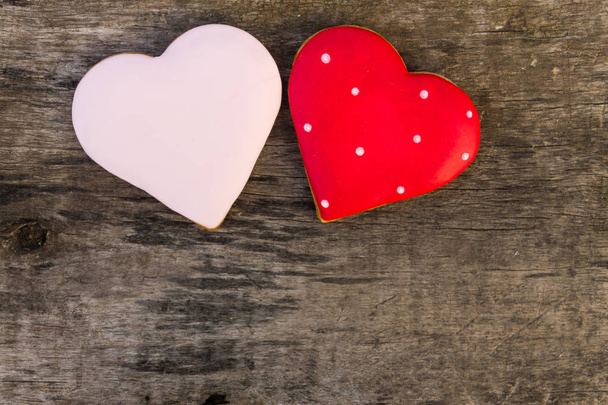 Ciasteczka w kształcie serca na Walentynki na rustykalne drewniany stół - Zdjęcie, obraz