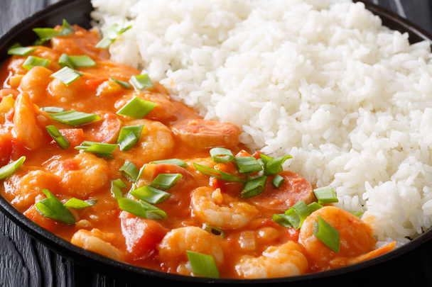 Délicieux gumbo aux crevettes, saucisse et macro riz sur une assiette
.  - Photo, image