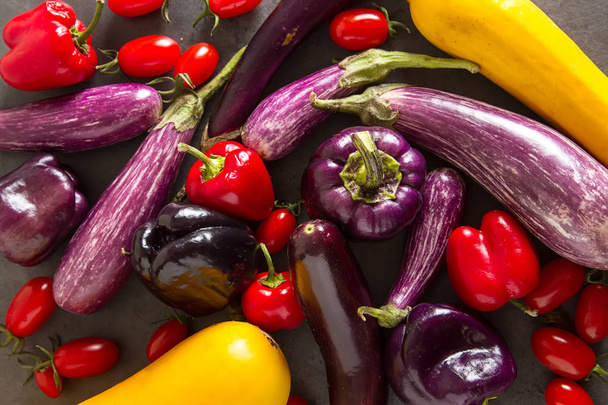 Small eggplant, yellow zucchini, tomatoes and purple pepper. Dar - Valokuva, kuva