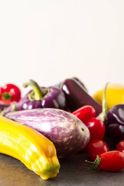Berenjena pequeña, calabacín amarillo, tomates y pimienta púrpura. Dar.
 - Foto, imagen