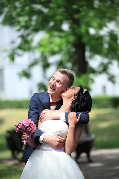 happy newlyweds on the background of summer Park - Foto, Imagen