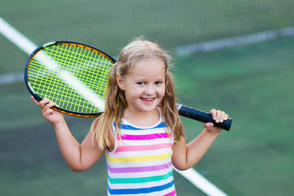 Child playing tennis on outdoor court - Fotoğraf, Görsel
