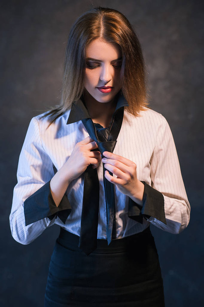 woman teach learn knot a tie helpful tutorial - Foto, afbeelding