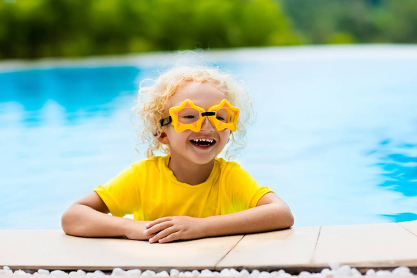Bambino con occhiali in piscina. I bambini nuotano
. - Foto, immagini