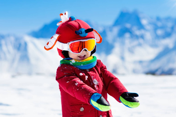 Kış kar spor çocuklar. Çocuk Kayak. Aile Kayak. - Fotoğraf, Görsel