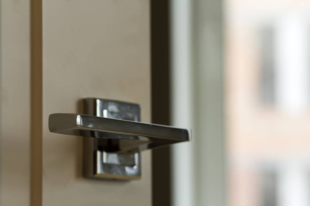 Modern rozsdamentes acél ajtó fogantyú fehér faajtók - Fotó, kép
