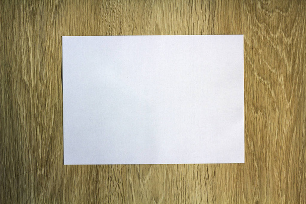 Чистый белый лист бумаги на деревянном фоне
 - Фото, изображение