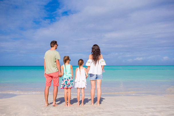 Nuori perhe lomalla rannalla. Perhematkailu
 - Valokuva, kuva