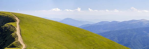 Panoráma nyári hegység murvás úton a zöld dombok - Fotó, kép