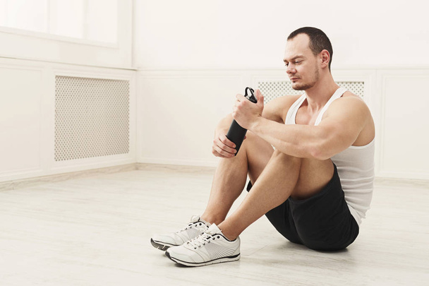 fisiculturista masculino beber água após o treino
 - Foto, Imagem