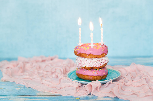 Birthday cake from donuts with three candies - Foto, Imagem