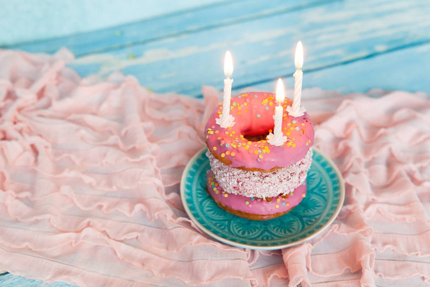 Торт на день народження з пончиків з трьома цукерками
 - Фото, зображення