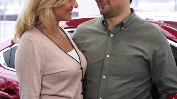 Cropepd знімок щасливої пари, що тримає ключі від автомобіля, який нещодавно придбав
 - Кадри, відео