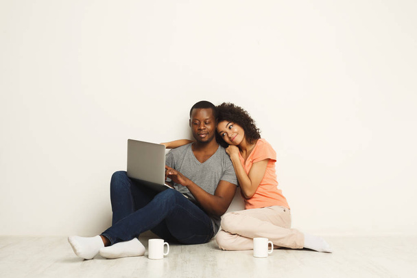 Heureux couple afro-américain faisant du shopping en ligne sur ordinateur portable
 - Photo, image