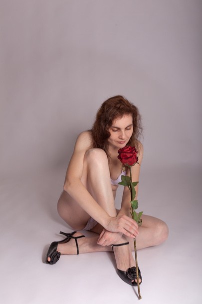 A young girl in lingerie is sitting in front of a camera - Foto, afbeelding