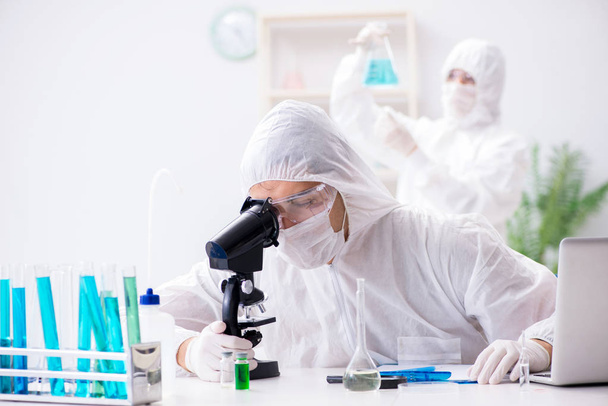 Dos químicos trabajando en el laboratorio - Foto, imagen