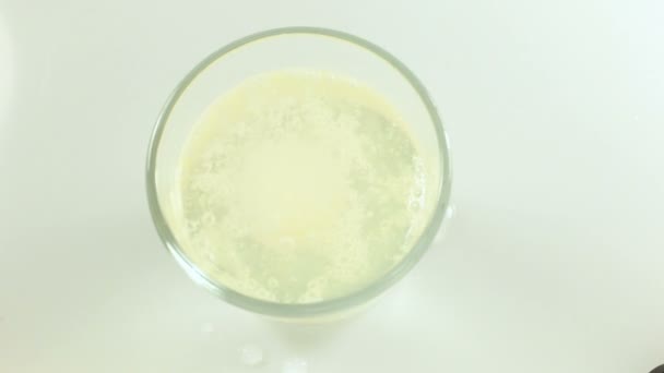 efervescent tablet dissolving in a glass of water - Video, Çekim