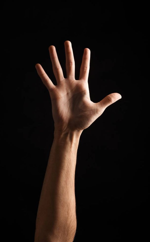 Férfi kézi mutatja az ötödik elszigetelt: black - Fotó, kép