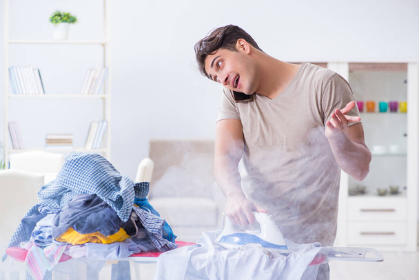 Unaufmerksamer Ehemann verbrennt Kleidung beim Bügeln - Foto, Bild