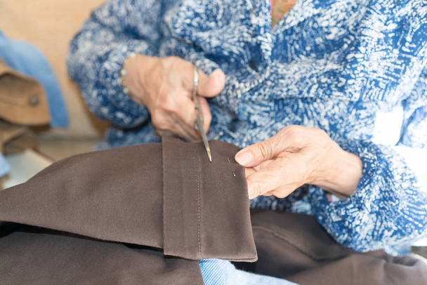 sewing elderly person - Foto, Imagem