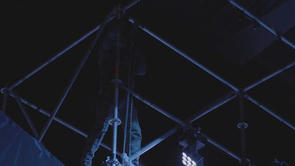 Jeden muž pracující vyšplhat až na ocelový stožár pro opravu a změnit matici. Pracovní leze do kovových konstrukcí - Fotografie, Obrázek