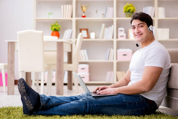 Hombre trabajando en el ordenador portátil en casa en el suelo de la alfombra - Foto, imagen
