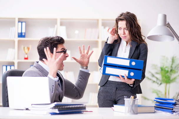 Angry boss unhappy with female employee performance - Foto, immagini