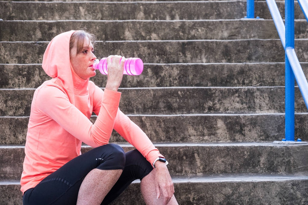 kadın atlet sonrası egzersiz içki içiyorum - Fotoğraf, Görsel