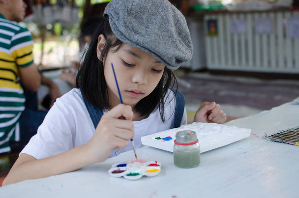 Gyerekek ázsiai színező tálca színező az asztalon - Fotó, kép