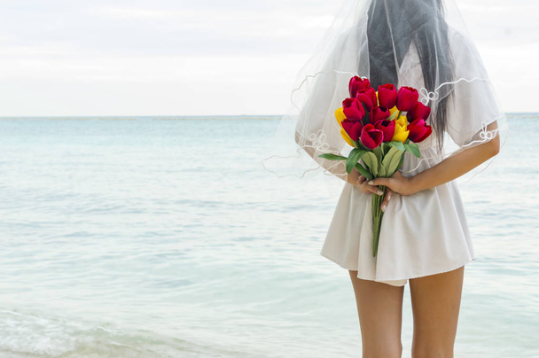 Bela noiva segurando um buquê redondo de flores
 - Foto, Imagem