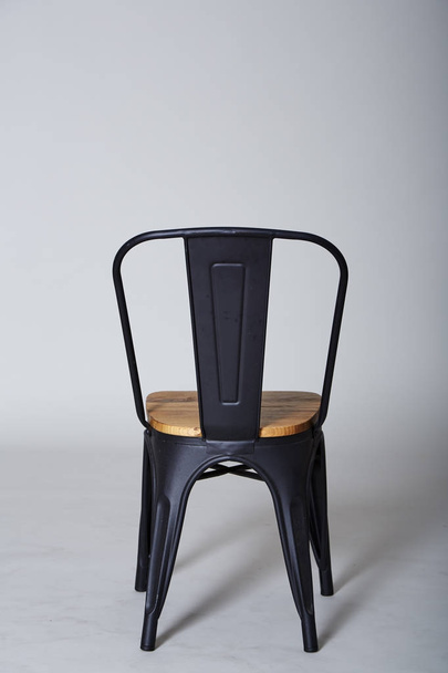 Acciaio con sedia in legno su parete di sfondo grigia testurizzata Copia spazio
 - Foto, immagini