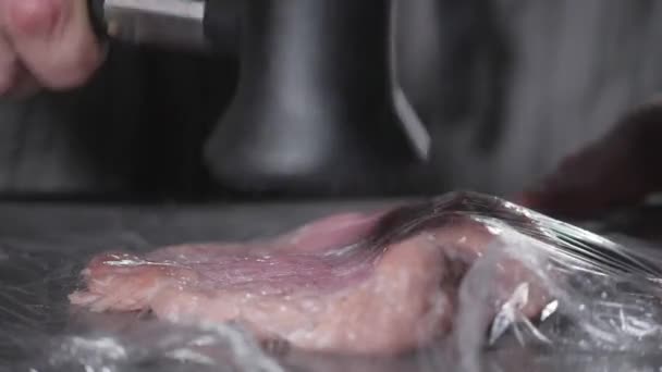 シュニッツェル ウィナー。キッチンのレストランのシェフ。木槌で食肉の軟化。揚げ豚肉の準備 - 映像、動画