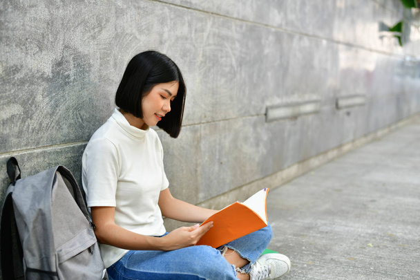 Education Concepts. Asian women reading books in the University. - Foto, imagen