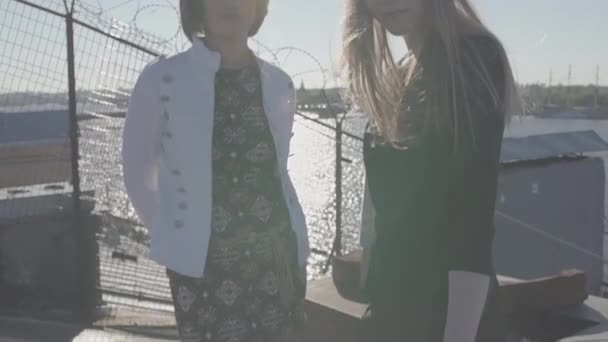 İki güzel genç kızlar doğal şehir nehir çatı üzerinde göster - Video, Çekim