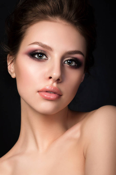Portrait of young beautiful woman with evening make up - Foto, Imagem
