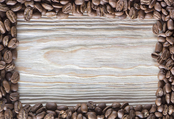 Жареные кофейные зерна на деревянной текстуре
 - Фото, изображение