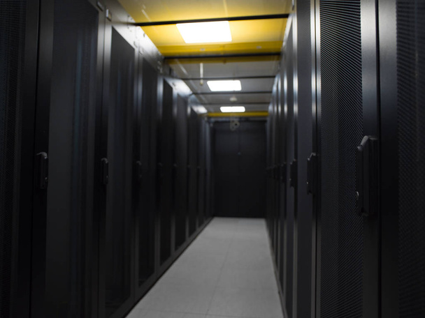 σύγχρονο server δωμάτιο με μαύρο διακομιστές και hardwares σε ένα κέντρο δεδομένων στο διαδίκτυο - Φωτογραφία, εικόνα