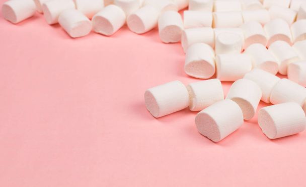 Marshmallows on pink pastel background. - Foto, imagen