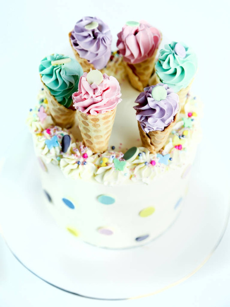 Gâteau de cône de crème glacée d'anniversaire sur fond blanc
 - Photo, image