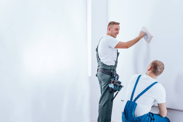 Home renovation crew preparing wall - Valokuva, kuva