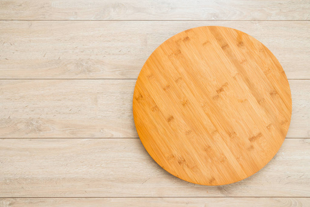 Planche à découper en bois sur fond bois avec espace de copie
 - Photo, image