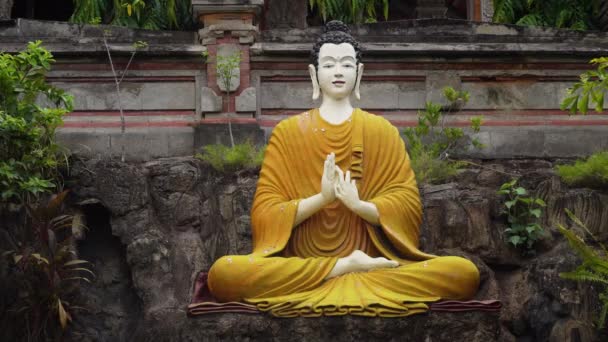 Estatua de Buda en la isla del templo de Bali
 - Imágenes, Vídeo