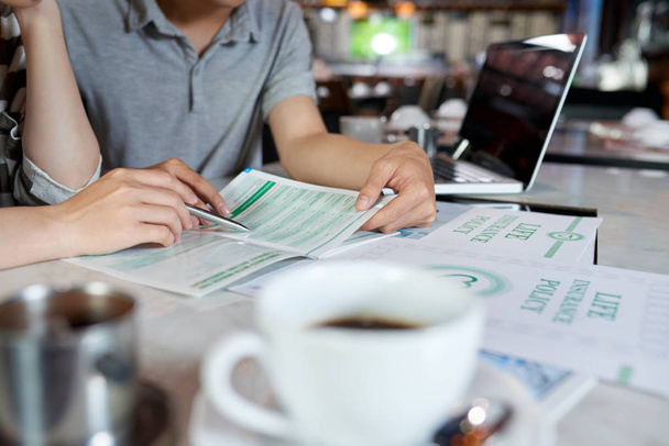 Cafe masa ve okuma hayat sigortası broşür oturan Çift - Fotoğraf, Görsel